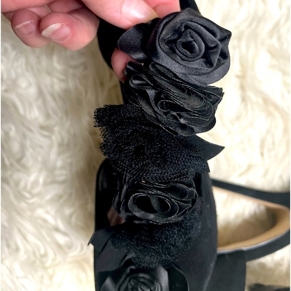 Bakers Women’s Black Suede Flower High Heel Shoes. Size 9 - Picture 7 of 8